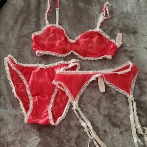 NWT Vintage Victoria’s Secret Bra Set (Panty PANTY WORN ON FRIENDS by Joey)